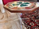 une table sur laquelle est posée une fleur, au milieu d'un salon