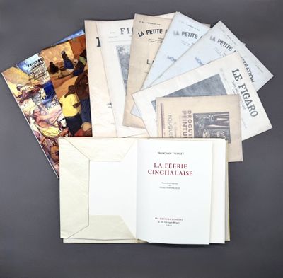 plusieurs livres sont empilés sur une table