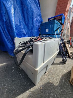 une image représentant un téléviseur posé sur une boîte blanche
