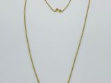 un collier en or orné d'un pendentif en forme de cœur