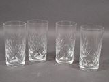 quatre verres sont alignés sur une surface grise