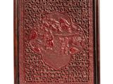 Plaque chinoise sculptée en laque rouge représentant un cheval et son cavalier