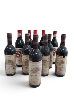 plusieurs bouteilles de vin sont alignées sur une surface blanche