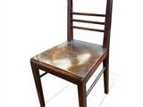 une chaise en bois avec une assise en cuir, sur fond blanc