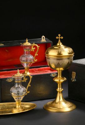 Deux tasses plaquées or et un plateau sont posés sur une table