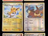Plusieurs cartes Pokémon sont alignées sur une surface noire