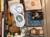une boîte remplie d'objets assortis posée sur une table