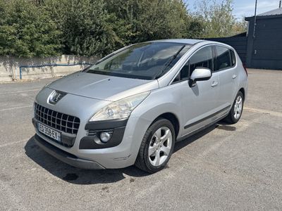 la photo d'une voiture argentée garée dans un parking