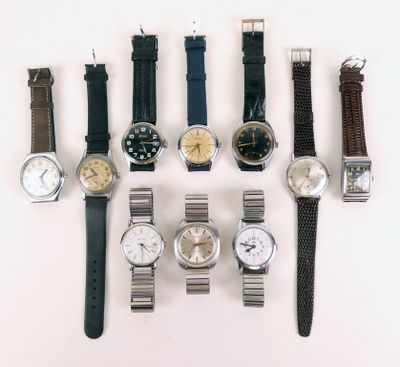 un grand nombre de montres posées sur une table
