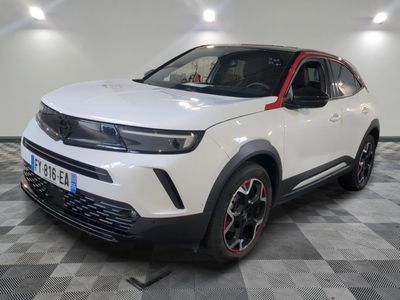 le 4x4 blanc est garé sur le sol en damier d'un garage
