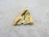 un petit morceau d'or serti d'un diamant