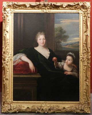 portrait d'une femme et d'un enfant dans une pièce rouge aux murs rouges