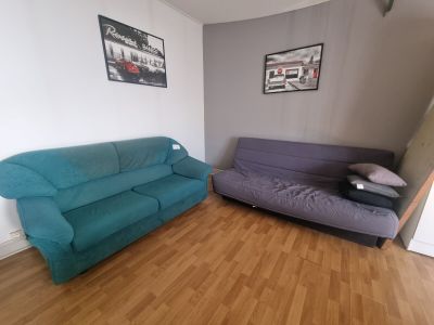 un canapé bleu et un canapé violet dans un salon