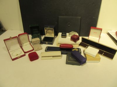 de nombreux bijoux de toutes sortes posés sur une table