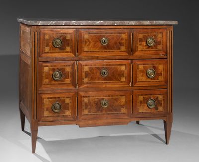 une image d'une commode avec un plateau en marbre