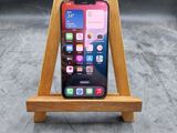 support en bois pour iPhone sur lequel est posé un téléphone