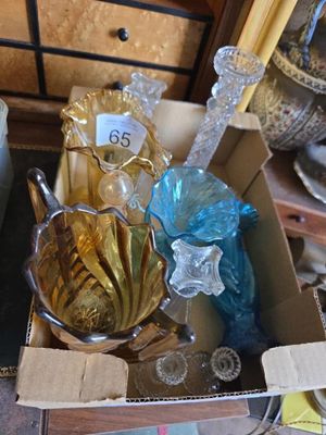 une boîte remplie d'objets en verre posée sur une table