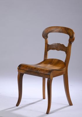 une image représentant une chaise en bois avec une assise en cuir sur fond blanc