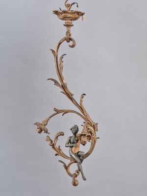un bougeoir doré orné d'un oiseau