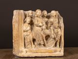 une photo représentant une sculpture représentant un groupe de personnes posée sur une table