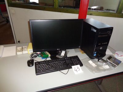 un ordinateur de bureau posé sur une table avec un clavier et un écran