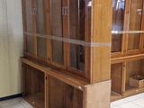 une grande vitrine au milieu d'une pièce