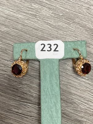 gros plan d'une paire de boucles d'oreilles sur une table