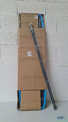 une pile de boîtes et une paire de ciseaux posés sur une table