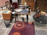 une pièce avec beaucoup de meubles et une table