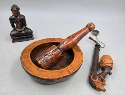ensemble composé d'un mortier en bois, d'une cuillère en bois et d'une figurine en bois