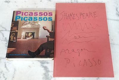 deux livres posés sur une table