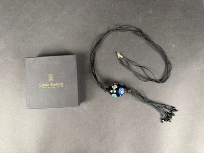 une boîte noire avec une perle bleue et une boîte noire avec une perle argentée