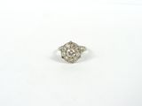 gros plan d'une bague en diamant sur une surface blanche