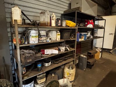 un garage avec beaucoup d'objets sur les étagères