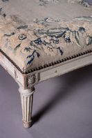 Banquette en bois sculpté, mouluré et laqué gris. (photo 2)