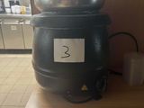 une grande casserole posée sur une table sur laquelle est inscrit un chiffre