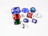 un ensemble de pierres précieuses de différentes couleurs sur un fond blanc