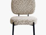 une chaise recouverte d'un tissu à imprimé léopard