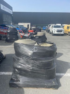 2 palettes de tuyaux incendie Principalement diamètres 110 e…