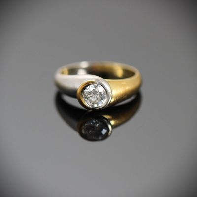 Bague solitaire en or jaune et gris 750°°° sertie d’un diama…