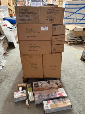 Lot d’environ 600 pièces de luminaires et éclairages