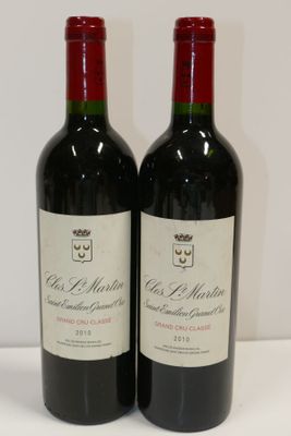 deux bouteilles de vin rouge posées sur une table blanche