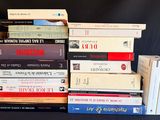 plusieurs livres empilés sur une table