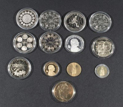 Ensemble de 13 médailles et pièces. Ensemble de 13 médailles…