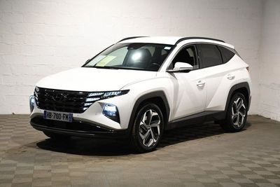 le SUV blanc est garé dans une pièce au sol en damier