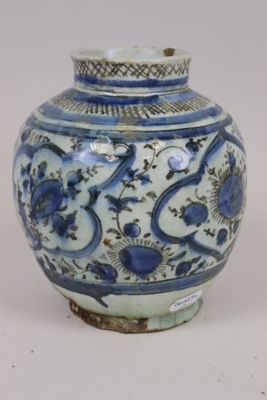 Vase persan, en céramique blanche bleue, époque XVIIIeme siè…