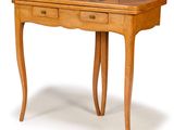une petite table en bois recouverte d'un plateau à damier
