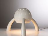une lampe posée sur une table