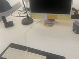 un ordinateur sur un bureau avec un clavier et une souris