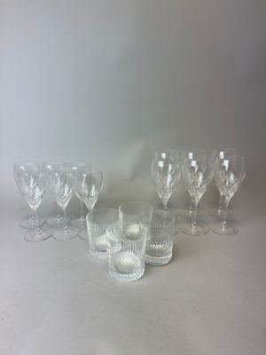 un grand nombre de verres posés sur une table
